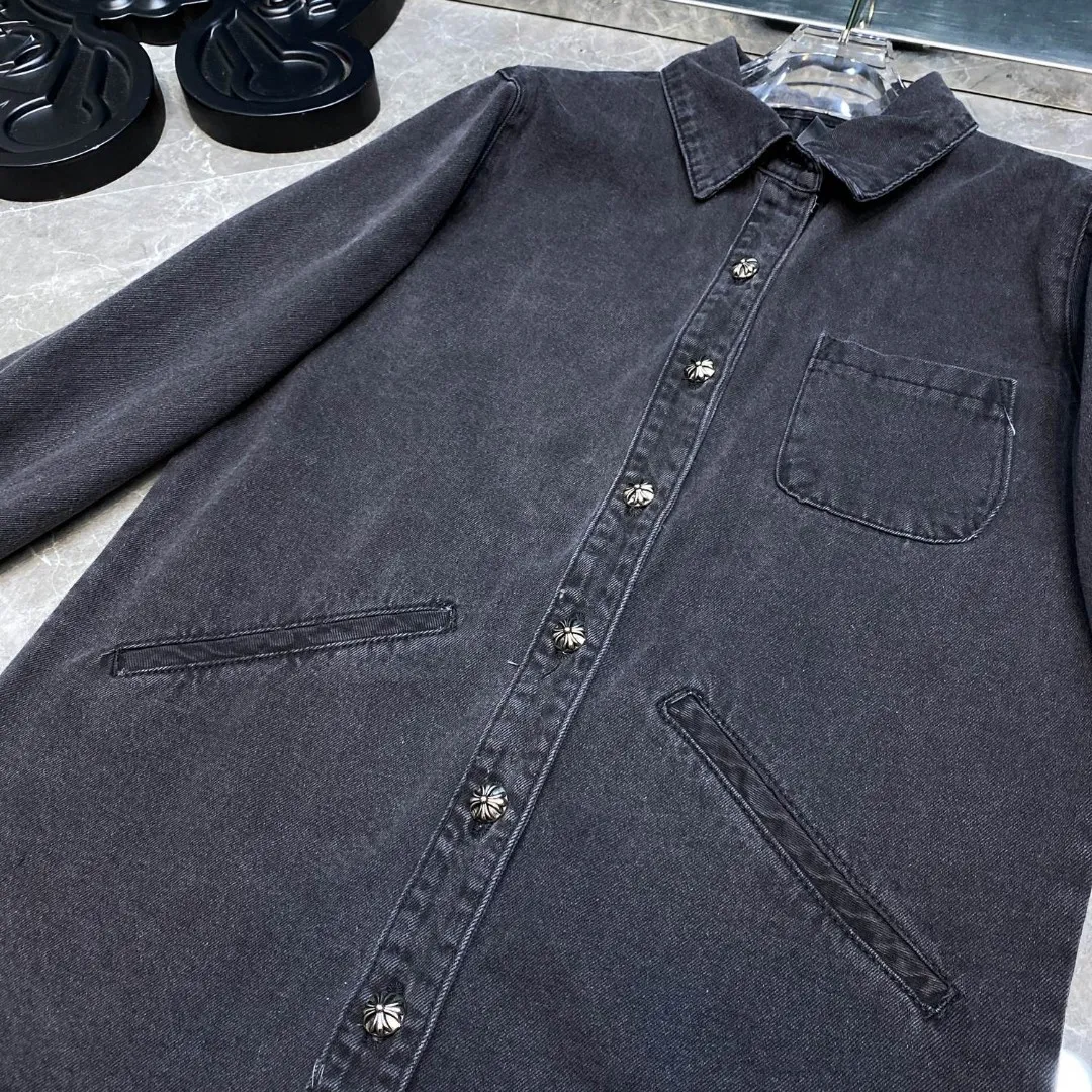 P256 Chrome Hearts customized autumn and winter shirt series, classic patchwork embroidered leather denim, exclusive custom weaving and dyeing, 100% pure cotton high weight denim fabric, high-tech washing! Heavy enzyme stone rinse! Original hardware mold opening! ⭐Specially customized pocket design on the front panel ⭐Thickened leather patchwork on the back panel ➕Patchwork design The most simple and versatile denim shirt this season Suitable for all kinds of outfits and can be worn in all seasons 🌈Recommended color: black 🌈Code numbers: S, M, L, XL
